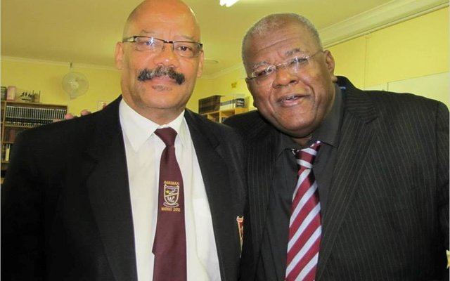 Links is Gansbaai Academia se skoolhoof, mnr Tommy Wilson saam met prof Jonathan Jansen van die Universiteit van die Oranje-Vrystaat wat die skool besoek het.